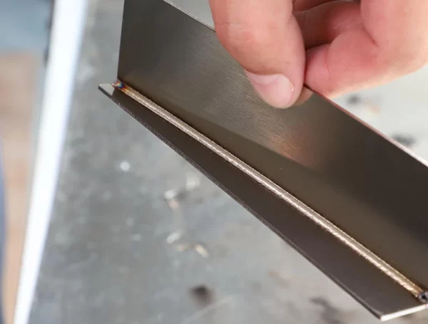 Wie dickes Metall kann ein Handlaserschweißgerät schweißen?